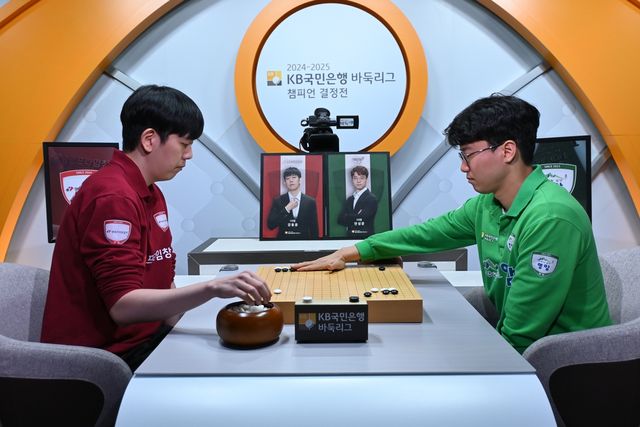 영림 1지명 강동윤(왼쪽)이 2국에서 영암 1지명 안성준에게 승리했다.