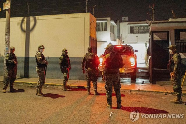 페루 광산 보안요원 시신 안치소에 배치된 경찰