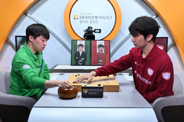 당이페이(오른쪽)가 1국에서 설현준에게 승리했다.