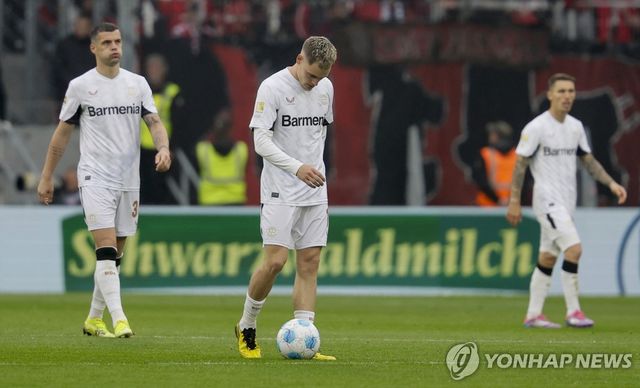 무승부에 실망한 레버쿠젠 선수들