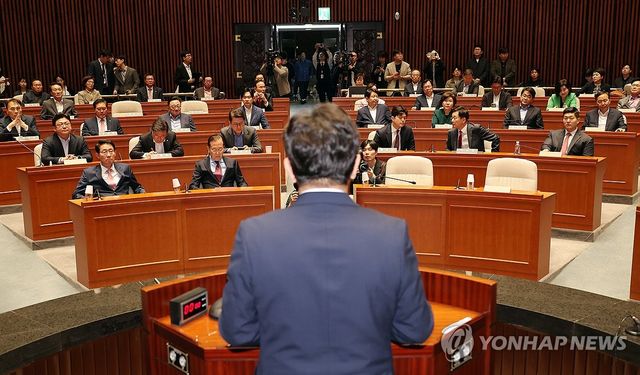 의총서 발언하는 권성동 원내대표