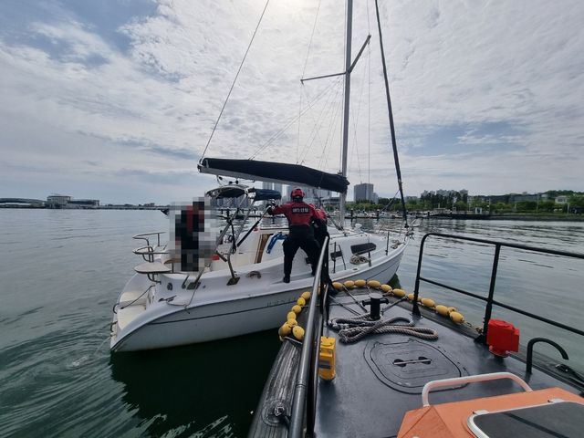 요트 구조하는 속초해경