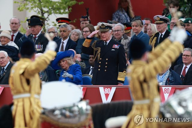 열병식 지켜보는 찰스 3세(가운데)