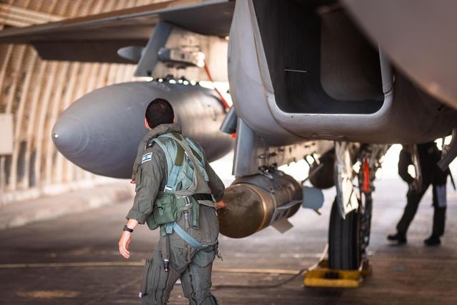 이스라엘군이 5일(현지시간) 예멘 호데이다항 등지에 투하한 전투기 포탄