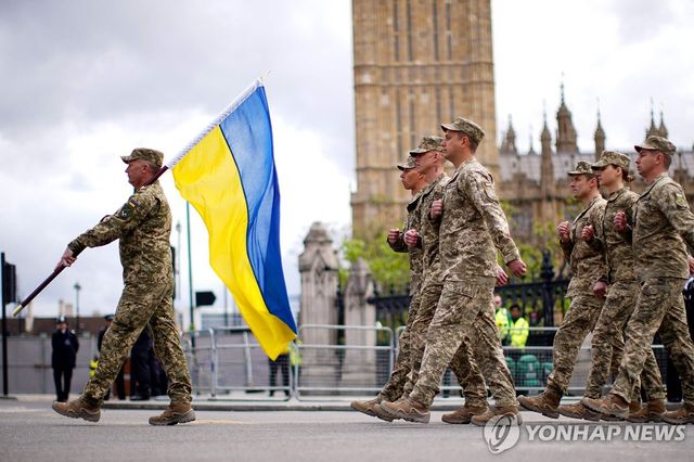 우크라 국기 들고 행진하는 우크라군