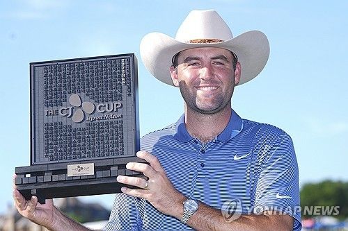 우승 트로피를 들고 기뻐하는 셰플러.