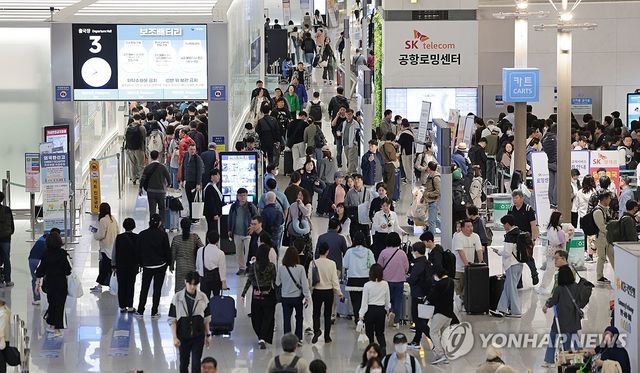 지난 5월 1일 황금연휴 공항 인파