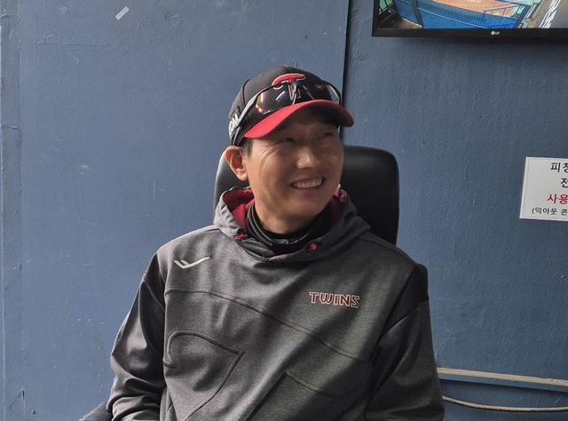 인터뷰하는 염경엽 LG 트윈스 감독