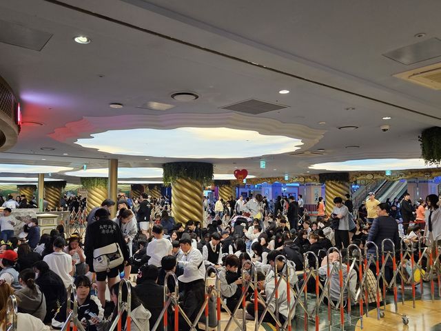 어린이날 롯데월드 입장 기다리는 시민들