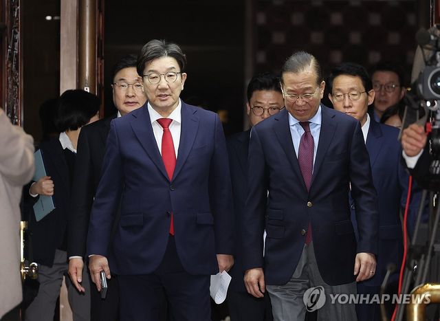 의총 참석하는 권영세-권성동