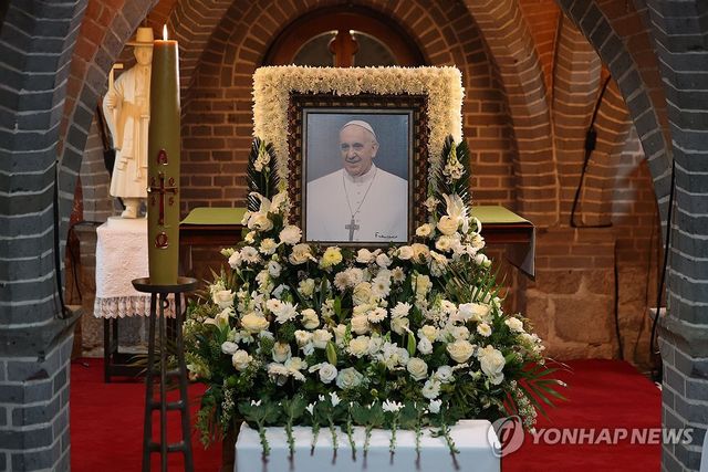 명동대성당에 마련된 프란치스코 교황 추모 공간