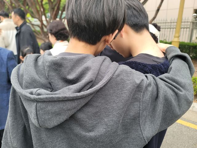 게임하는 태환이(오른쪽)와 응원하는 영진이