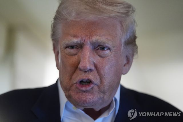 전용기에서 취재진과 문답 나누는 트럼프