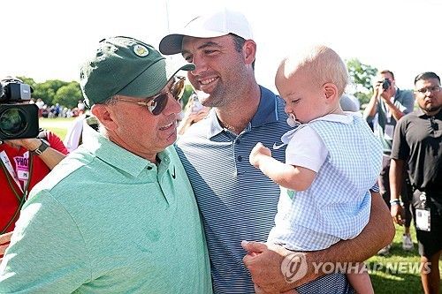 '3대가 함께' 아들을 안고 부친과 대화하는 셰플러.