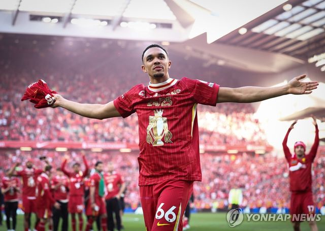 리버풀의 EPL 우승을 기뻐하는 트렌트 알렉산더아널드