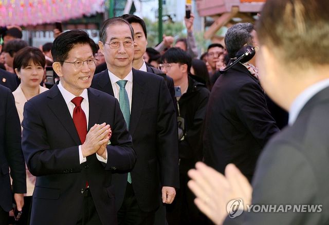 봉축법요식 참석하는 김문수 대선 후보와 한덕수 대선 예비후보