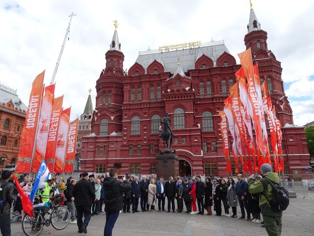 주코프 동상 앞에서 기념사진 찍은 러시아인들