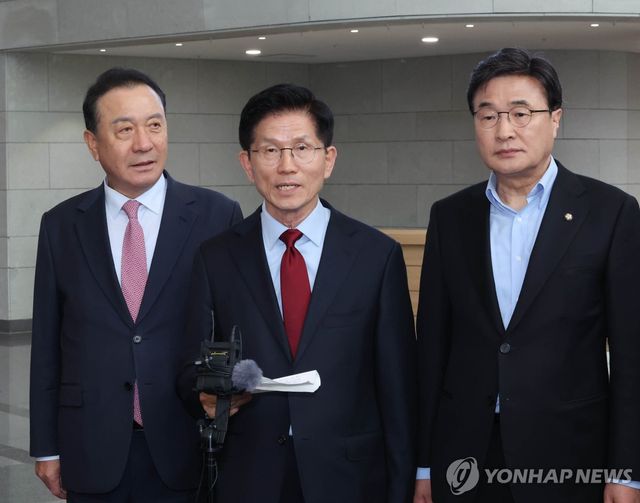 취재진 질문 답하는 김문수 후보