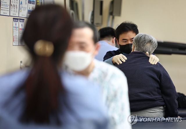 서북병원서 치료 받는 어르신