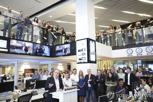 트럼프 대통령 피격 사건 보도기자, 사주와 트럼프 대통령을 비판하다가 떠난 만평가 등 퓰리처 수상자를 배출한 미국 유력지 워싱턴포스트 편집국의 어색한 표정 [AP 연합뉴스. 재판매 및 DB 금지]