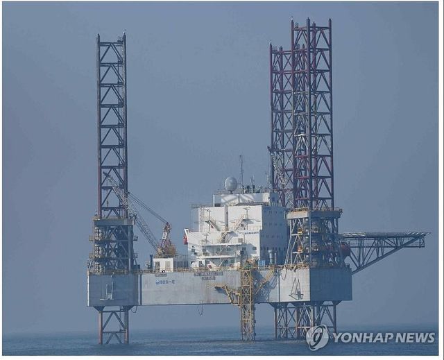 중국이 일방적으로 서해에 설치한 석유시추설비 형태 구조물