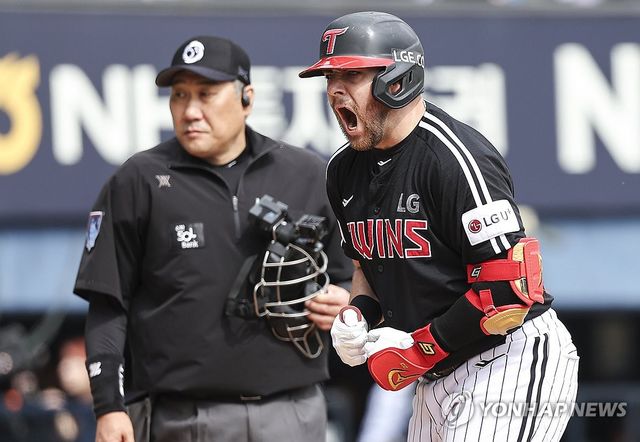 1위 수성을 위한 3점 홈런 친 LG 오스틴 포효