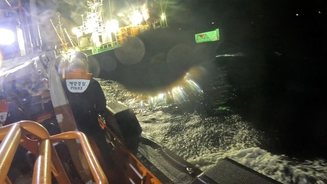 경비함정으로 응급환자 이송하는 동해해경