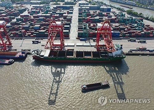 중국 상하이 항구를 오가는 화물선