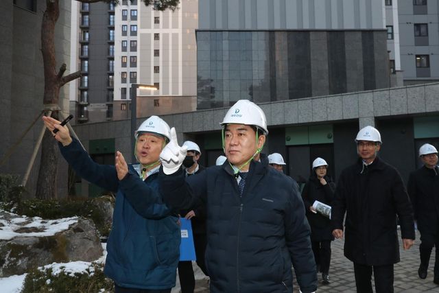 지난 3월 신림3구역 아파트 단지 내 시설을 점검하는 박준희 관악구청장