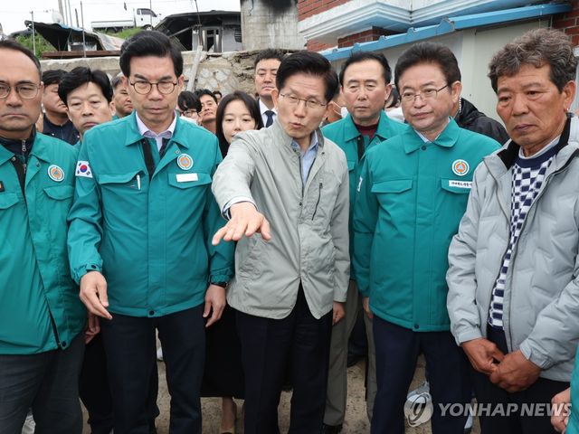 산불 피해지역 찾은 김문수