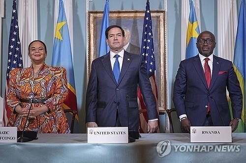 왼쪽부터 민주콩고 외무장관, 미국 국무장관, 르완다 외무장관