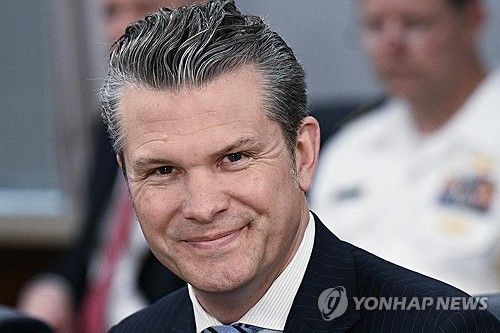 (미국 버지니아주 알링턴 AFP=연합뉴스) 2025년 5월 5일 미국 버지니아주 알링턴 소재 국방부 청사에서 피트 헤그세스 미국 국방장관이 페루 외무장관과 국방장관을 만나고 있다. 2025.5.6.