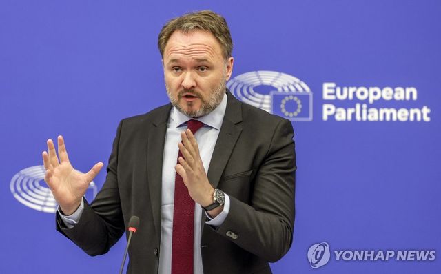 러 화석연료 퇴출 로드맵 발표하는 EU 집행위원