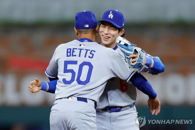 무키 베츠와 포옹하는 김혜성(오른쪽)