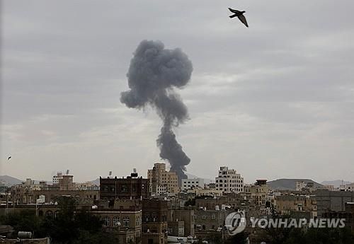 이스라엘군 공습으로 연기 피어오르는 예멘 수도 사나