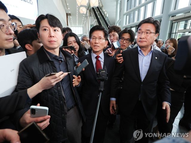 취재진에 둘러싸인 김문수