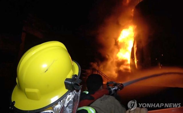 이스라엘 공습에 당한 호데이다 항구