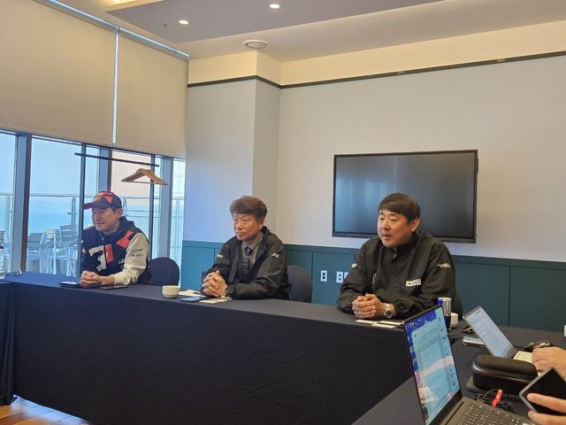 한국토요타 이병진 부사장(왼쪽), 아주자동차대 한명석 총장, 박상현 교수(오른쪽)