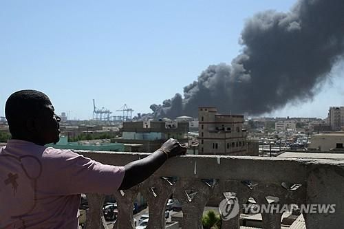 6일(현지시간) 반군 RSF 드론 공격으로 연기 피어오르는 포트수단 항구