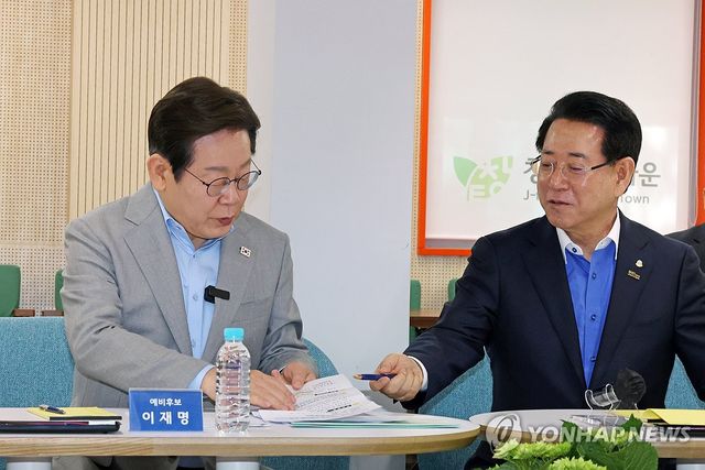 이야기하는 이재명 후보와 김영록 전남지사