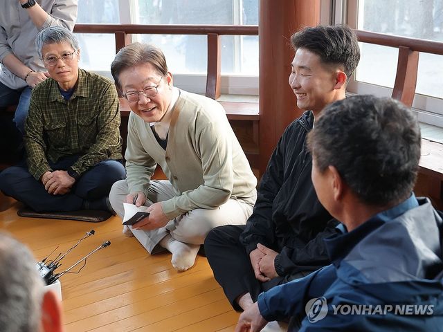 최연소 이장 만난 이재명 후보