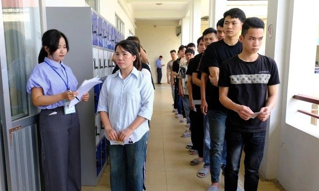 한국 취업 위해 한국어 능력시험 보는 베트남 사람들