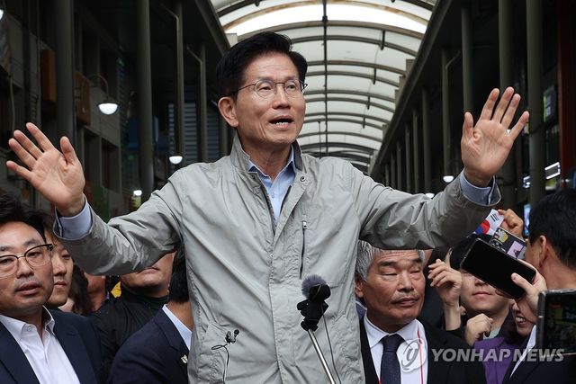 포항 시민들에 인사하는 김문수 후보