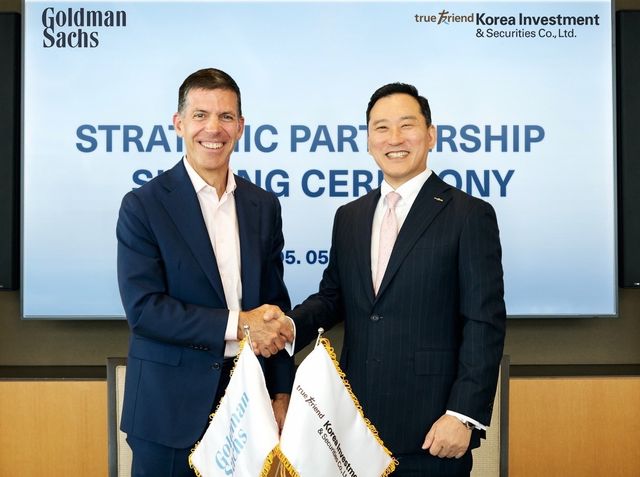 (서울=연합뉴스) 김성환(오른쪽) 한국투자증권 사장은 지난 5일(미국 동부시간) 미국 뉴욕 골드만삭스 본사에서 존 월드론(John E. Waldron) 골드만삭스 사장(President) 겸 COO(최고운영책임자)가 전략적 협업을 위한 양해각서 체결 후 기념촬영을 하고 있다. 2025.5.6. [한국투자증권 제공. 재판매 및 DB 금지] photo@yna.co.kr