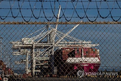 미국 캘리포니아주 오클랜드항에 입항한 화물선