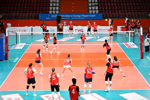 외국인 트라이아웃에 참가한 선수들의 테스트 장면 