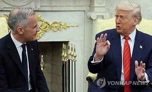 캐나다 총리와 회담하는 트럼프(오른쪽)