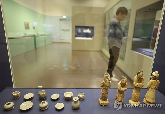 조선시대 죽은 이를 위한 나무 인형과 작은 그릇