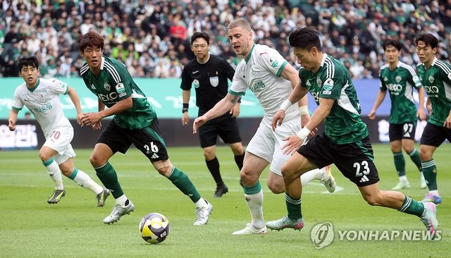 공에 집중된 시선들