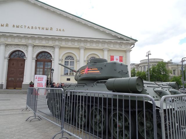 붉은광장 인근에 전시된 T-34 탱크